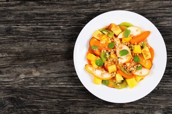 Saborosa salada ftrit polvilhada com muesli — Fotografia de Stock