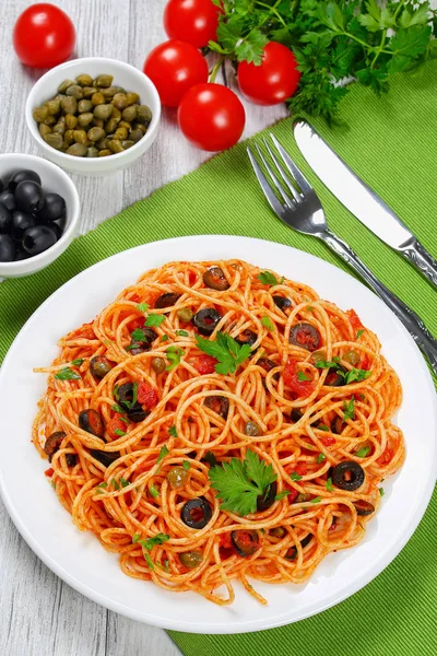 Spaghetti alla puttanesca met kappertjes, bovenaanzicht — Stockfoto