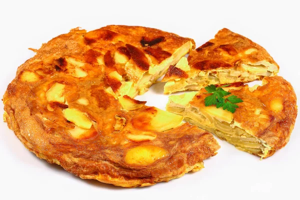 Yumurta, patates ve soğan ile katmanlı omlet — Stok fotoğraf