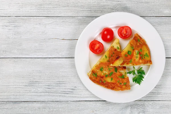 Leckere spanische Tortilla auf weißem Teller — Stockfoto