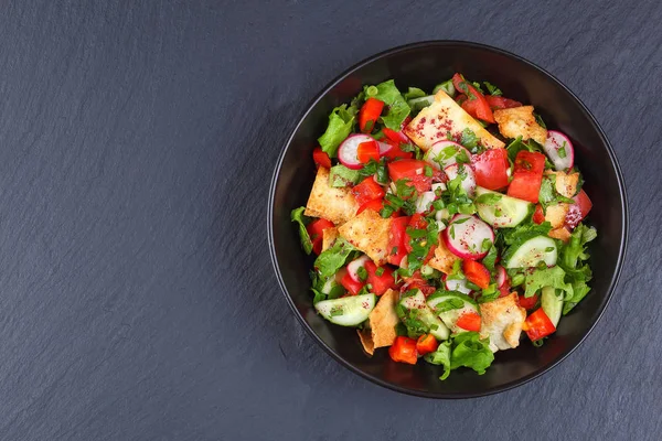 Salada fattoush ou árabe com croutons pita — Fotografia de Stock