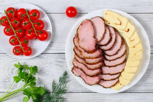 Нарезанное холодное мясо и моцарелла на блюдечке — стоковое фото