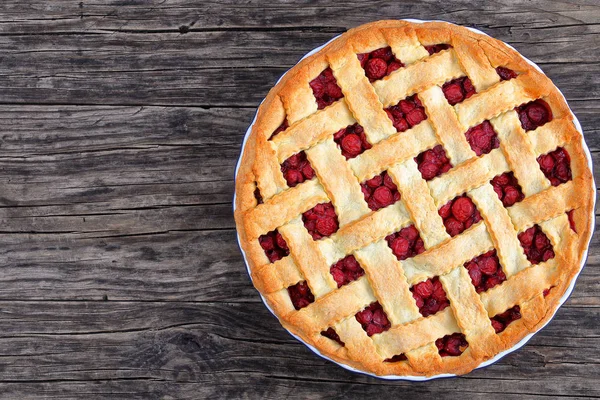 Tarte aux cerises aigre avec joli dessus en treillis — Photo