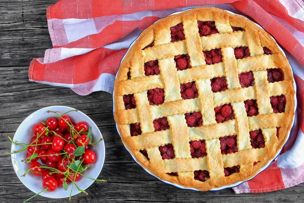 Pastel de cereza con bonita tapa de celosía —  Fotos de Stock