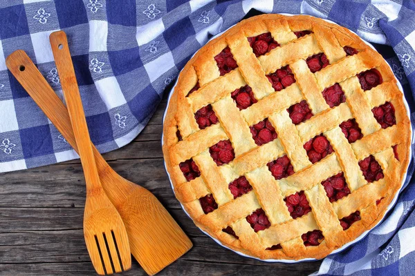 Torta de cereja azeda com muito reticulado topo — Fotografia de Stock