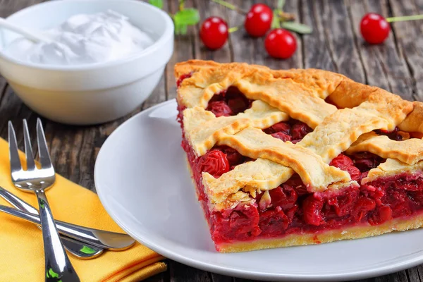 Rebanada de pastel de cereza agria casero —  Fotos de Stock