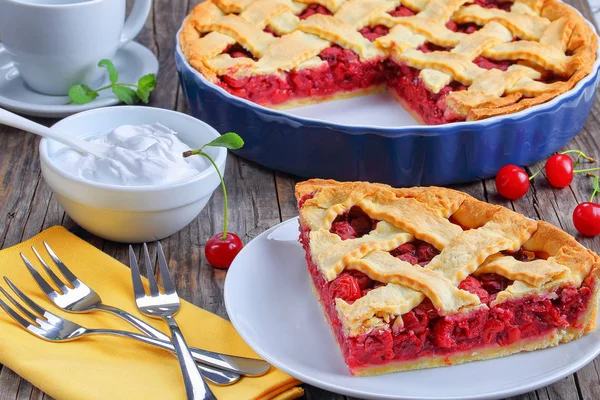 Rebanada de pastel de cereza agria casero — Foto de Stock