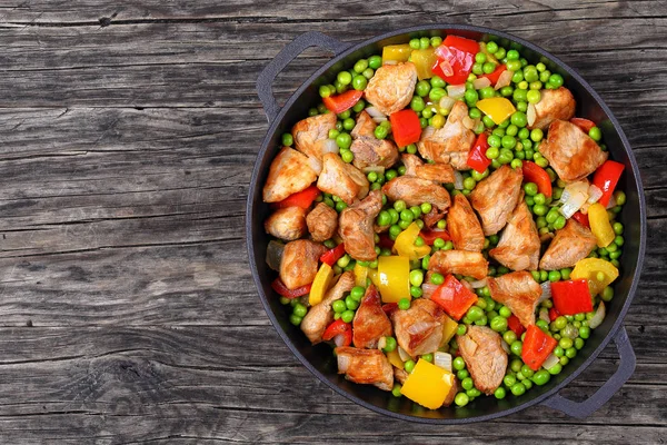 Pedaços de carne frita com ervilhas verdes — Fotografia de Stock