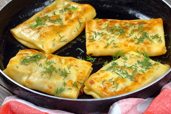 Gustoase mozzarella umplute crepes wraps, close-up — Fotografie, imagine de stoc