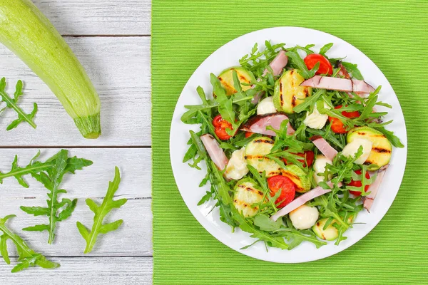 Mozzarella, ham, zucchini, tomato, arugula salad — Stock Photo, Image