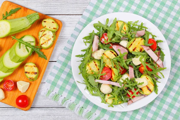 Grillad zucchini, gröna enkel tomatsallad — Stockfoto