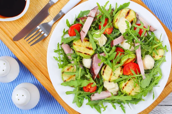 Grillad zucchini, gröna sommaren tomatsallad — Stockfoto