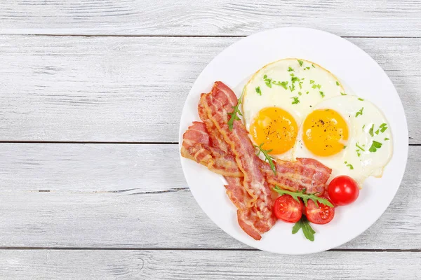 Sunny Side Up Huevos con tocino — Foto de Stock