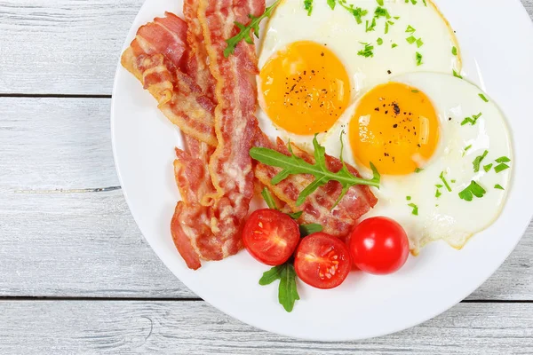 Sunny Side Up vejce na slanině — Stock fotografie