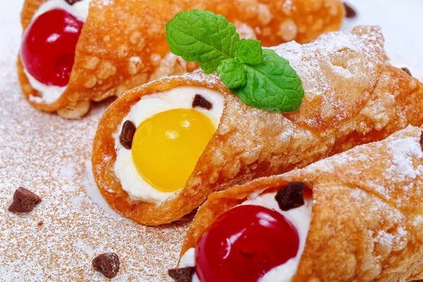 Cannoli sicilieni cu ricotta și cireșe — Fotografie, imagine de stoc