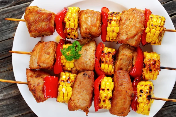 Primo piano di delizioso caldo Shish kebab alla griglia — Foto Stock