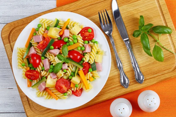 Легкий здоровий італійський салат з макаронами фузілі — стокове фото