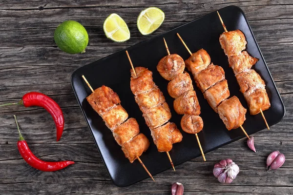 Chicken shish kebab on bamboo skewers — Stock Photo, Image