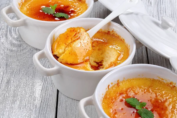 Sabrosa crema brulee, clásico postre catalana — Foto de Stock