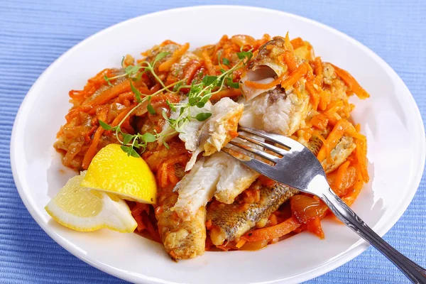 Ryba dušená s rýží a rajčaty — Stock fotografie