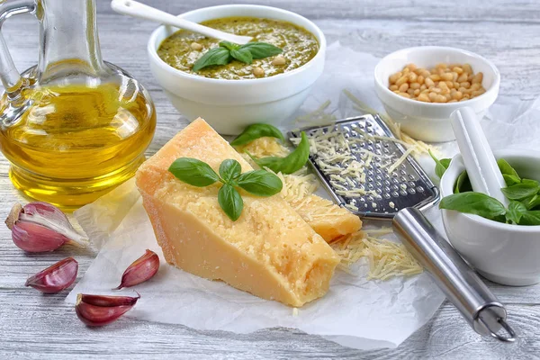 Verse ingrediënten voor de pesto groene saus — Stockfoto