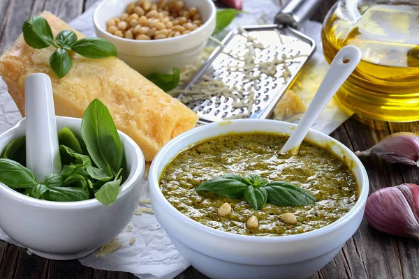 Lekkere saus pesto met basilicum, close-up — Stockfoto