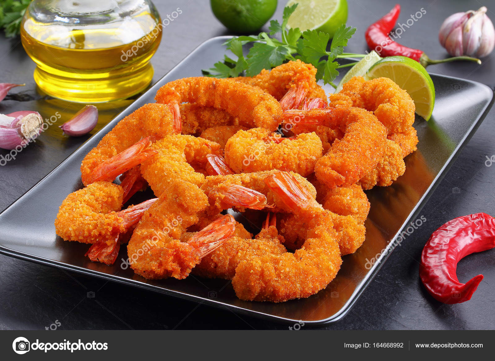 Тигровые креветки в панировке панко. Креветки жареные в панировочных сухарях. Панировка для креветок темпура. Королевские креветки в панировке. Королевские креветки в панировке.