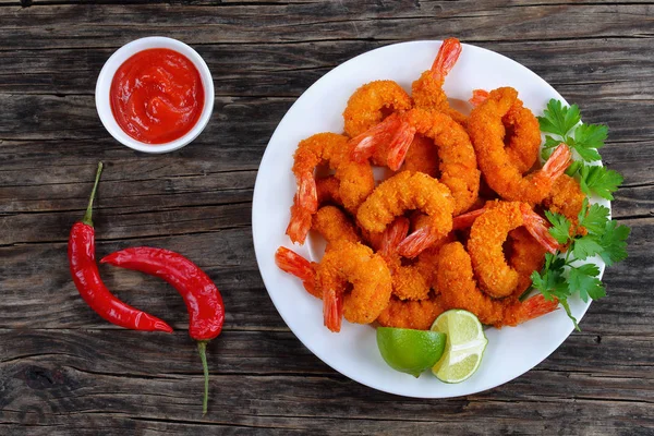 Camarones empanados fritos con salsa —  Fotos de Stock