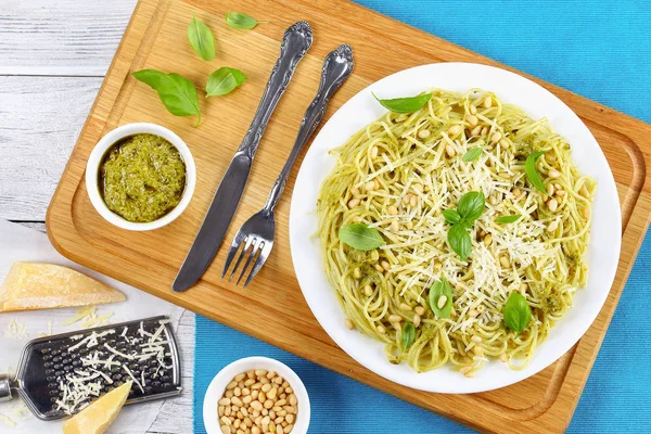 Italian spaghetti with basil sauce pesto — Stock Photo, Image