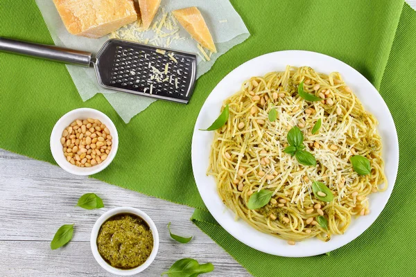 Spaghetti with sauce pesto, pine nuts — Stock Photo, Image