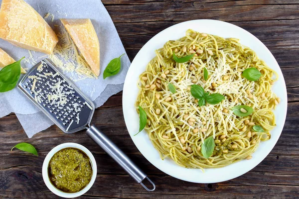 Delicious italian spaghett with sauce pesto — Stock Photo, Image