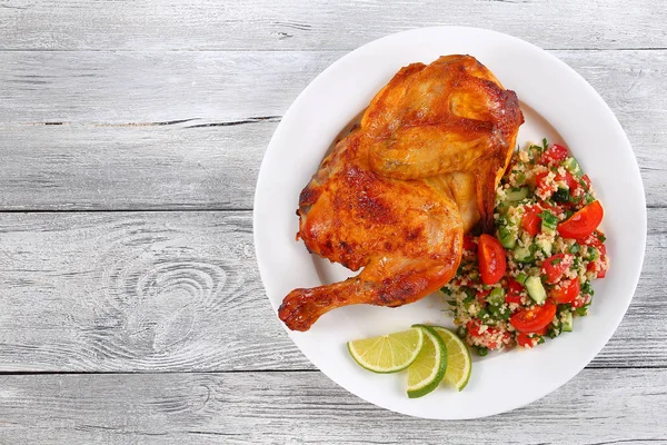 Жареная сочная курица с кускус салатом — стоковое фото