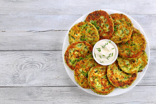 Lekker courgette beignets met zure room — Stockfoto