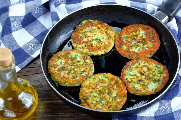 Zucchini fritters på stekpanna, ovanifrån — Stockfoto