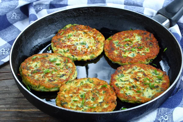 Zucchini fritters on skillet, top view — Stock Photo, Image