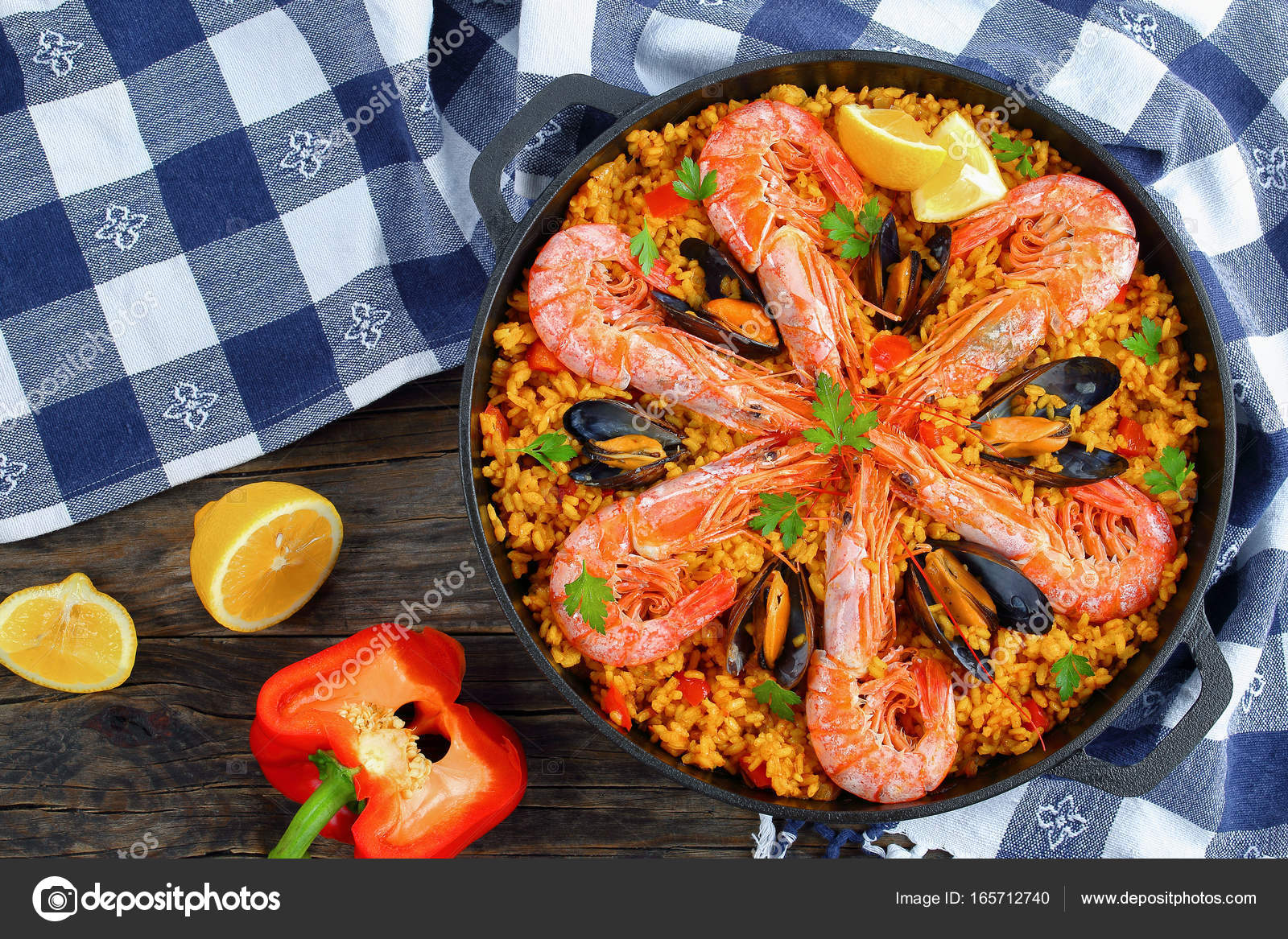 Paella Di Valencia Di Pesce Con Re Gamberetti Foto Stock