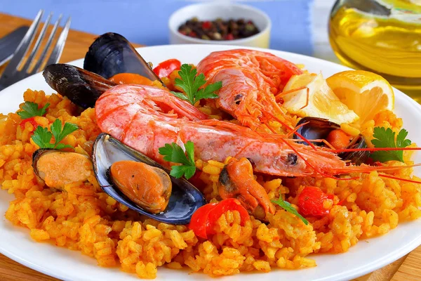 西班牙海鲜饭与国王虾、 贻贝 — 图库照片
