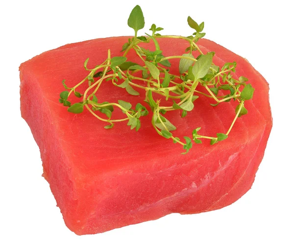 Bife de atum cru decorado com tomilho — Fotografia de Stock
