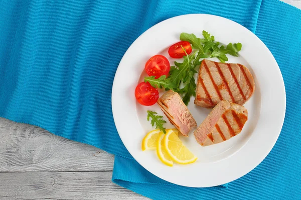 Izgara orkinos biftek salata ve limon ile — Stok fotoğraf