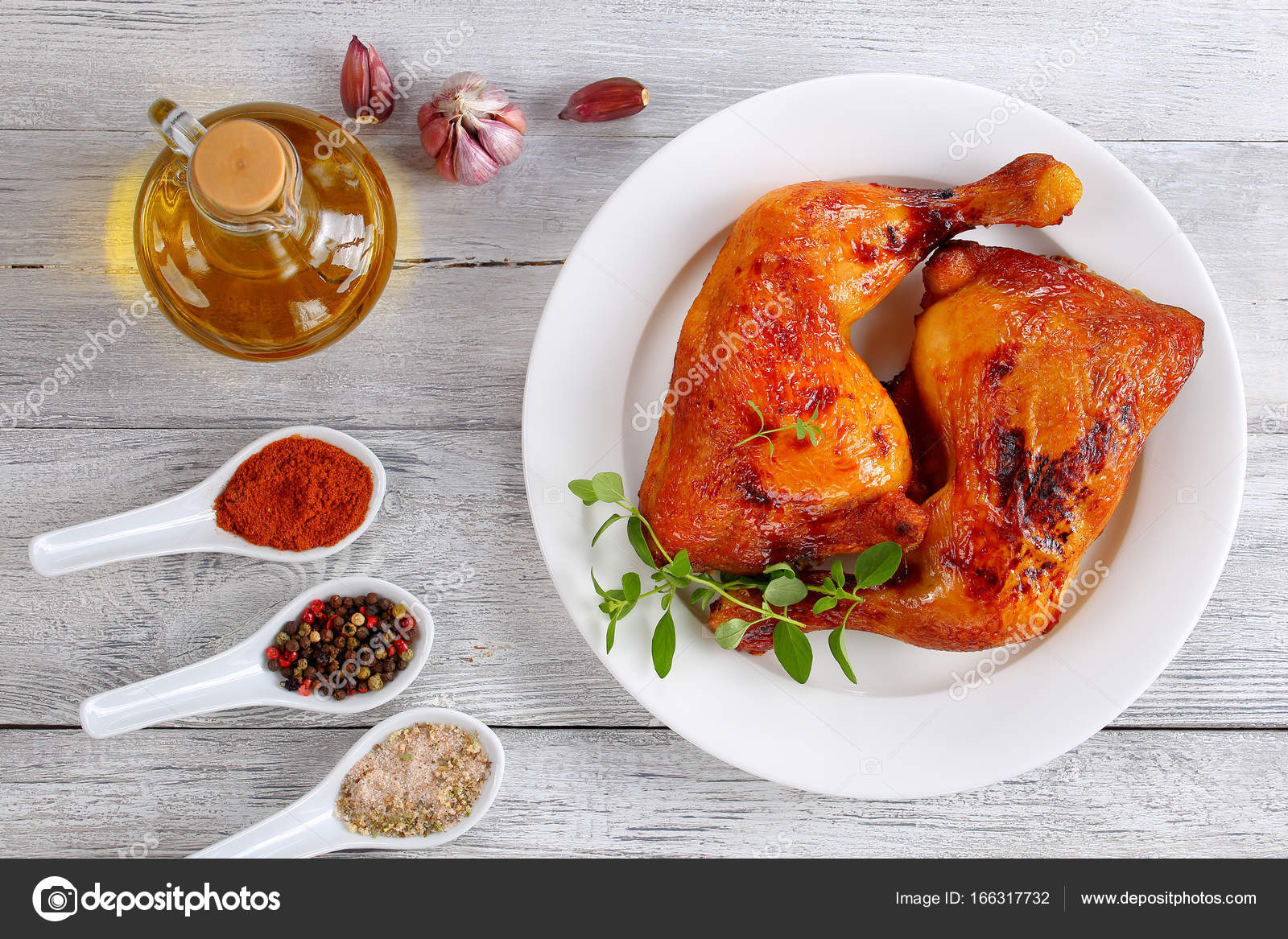 cuartos de pierna de pollo con piel crujiente — Fotos de Stock ... cuartos de pierna de pollo con piel crujiente — Fotos de Stock ...