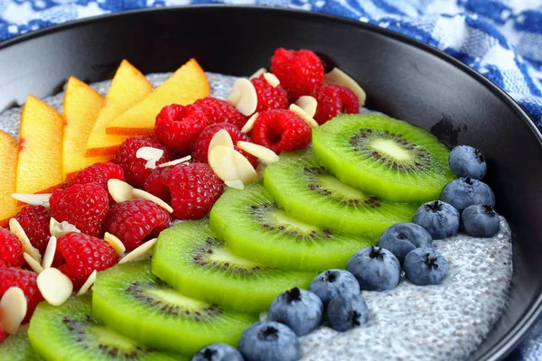 Здоровый завтрак - вкусный пудинг с семенами чиа — стоковое фото
