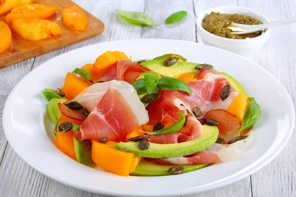 Salát se šunkou, rajče, dýňová semínka, avokádo — Stock fotografie