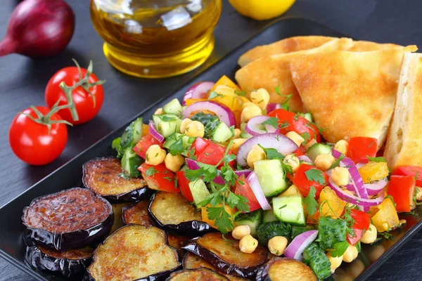 Salada com pepino, cebola, tomate, berinjela — Fotografia de Stock