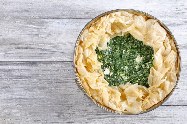 Pastel de queso feta de espinacas griegas crudas —  Fotos de Stock