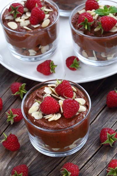 Mousse de chocolate saboroso em copos de vidro — Fotografia de Stock