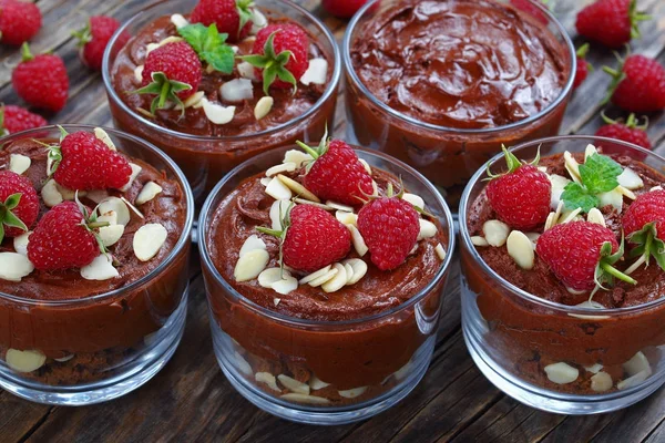 Mousse in Glasbechern mit frischen Himbeeren — Stockfoto