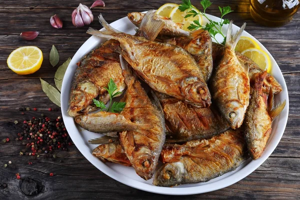 Roast mix of freshwater fish, close-up — Stock Photo, Image