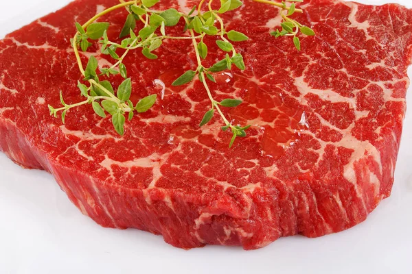 Gros plan sur le bifteck de striploïne de bœuf marbré — Photo