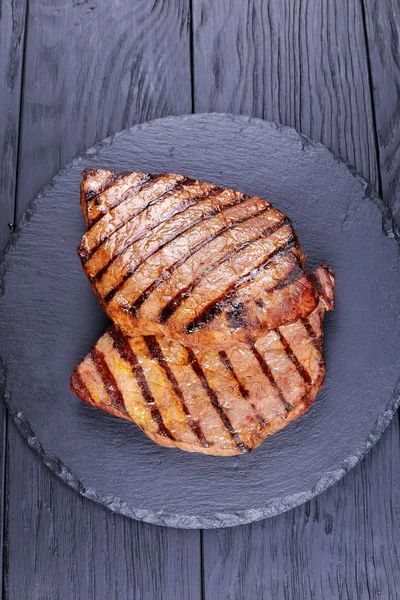 Dos filetes de ternera a la parrilla con rayas —  Fotos de Stock