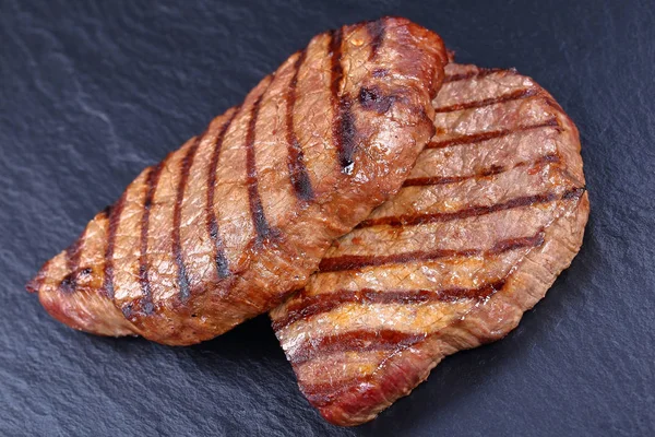 Närbild av varm grillad nötköttsbiffar — Stockfoto